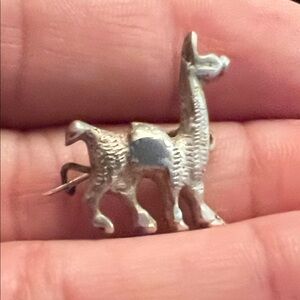 925 STERLING SILVER VINTAGE LLAMA PIN / BROOCH